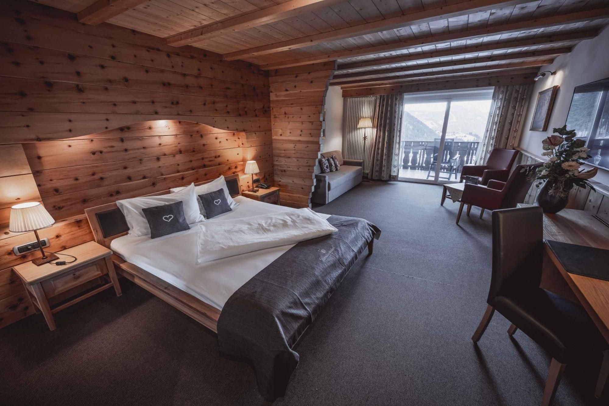 Hotel Continental Dolomites เซลวาดีวัลการ์เดนา ภายนอก รูปภาพ