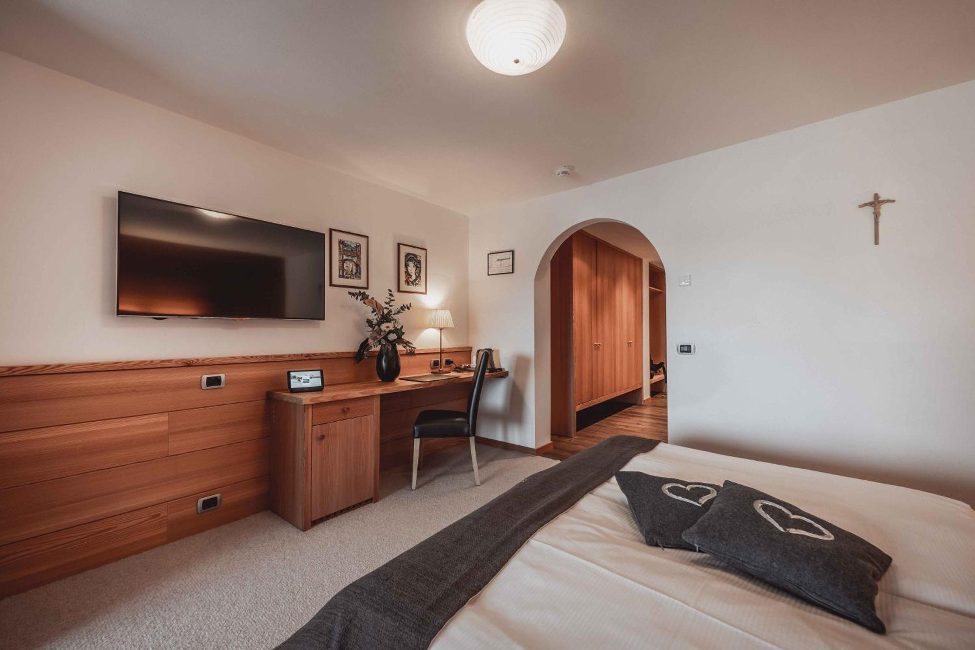 Hotel Continental Dolomites เซลวาดีวัลการ์เดนา ภายนอก รูปภาพ