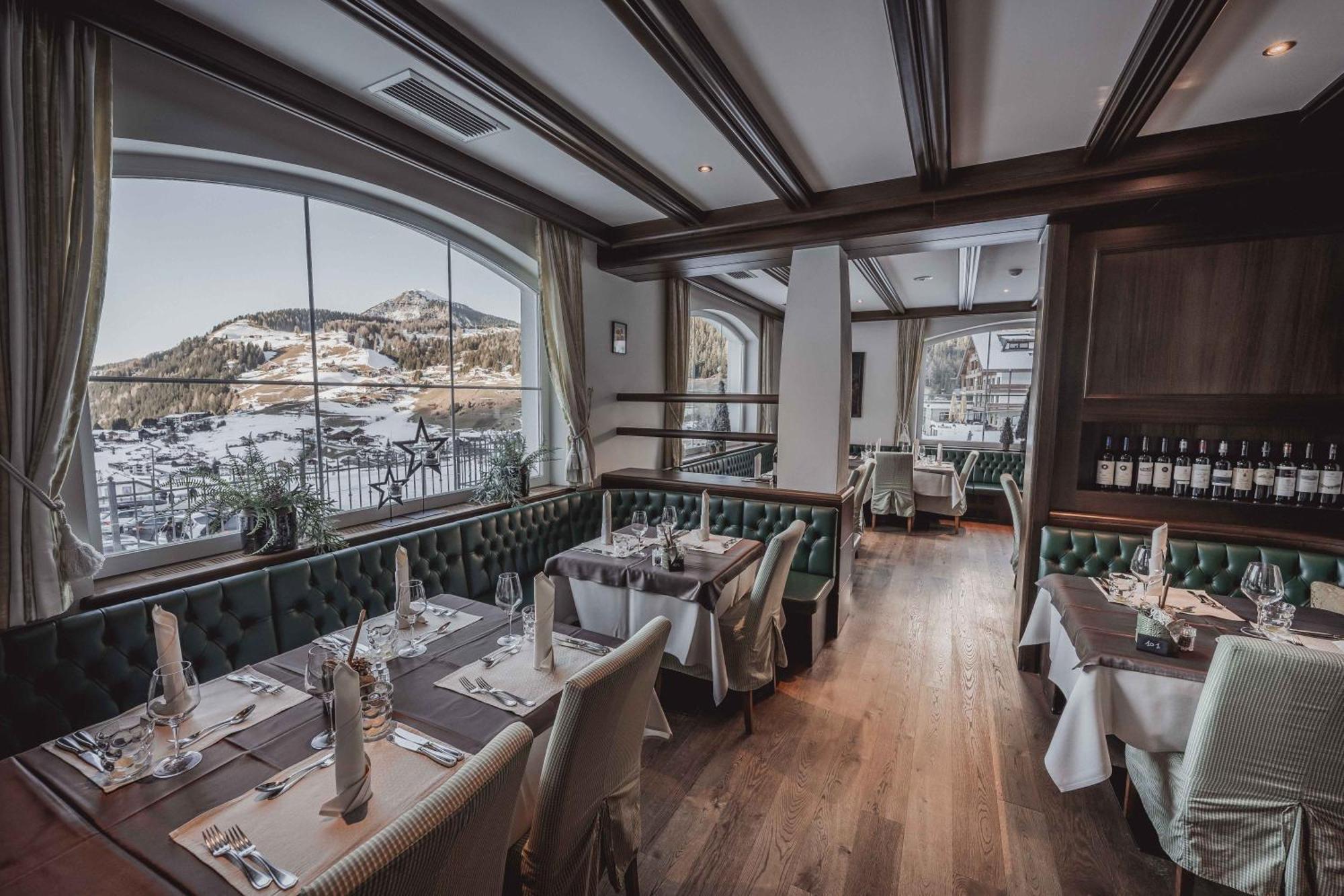 Hotel Continental Dolomites เซลวาดีวัลการ์เดนา ภายนอก รูปภาพ