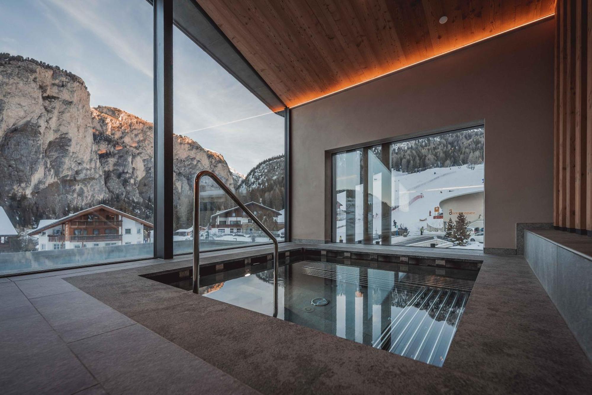 Hotel Continental Dolomites เซลวาดีวัลการ์เดนา ภายนอก รูปภาพ