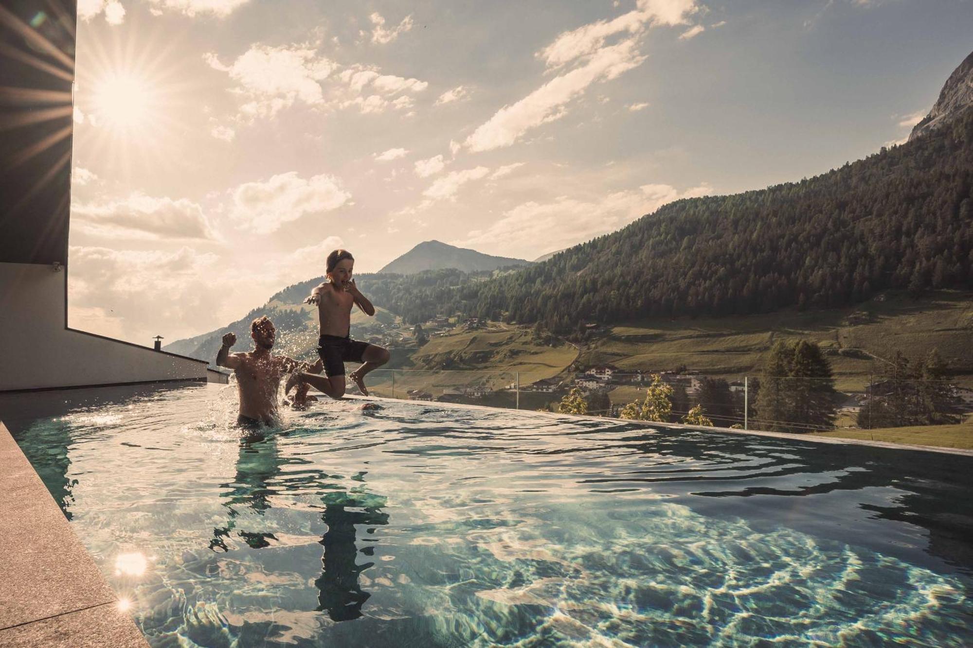 Hotel Continental Dolomites เซลวาดีวัลการ์เดนา ภายนอก รูปภาพ