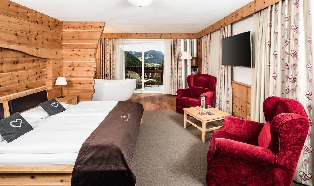 Hotel Continental Dolomites เซลวาดีวัลการ์เดนา ภายนอก รูปภาพ